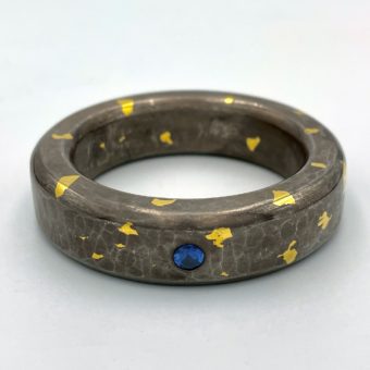 Jotan - Hammered - Sterling Silver - Gold flaxes - Sapphire